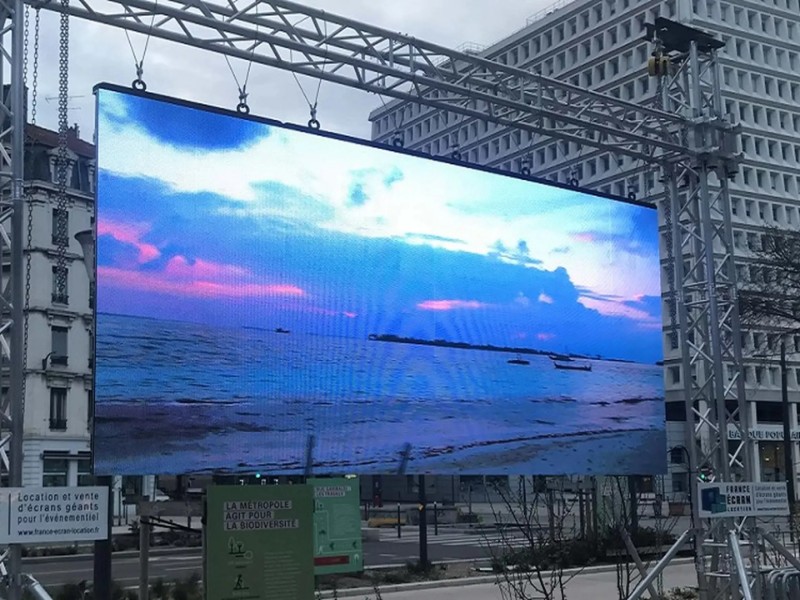 Màn hình LED giá bao nhiêu m2? Báo giá chi tiết 2025